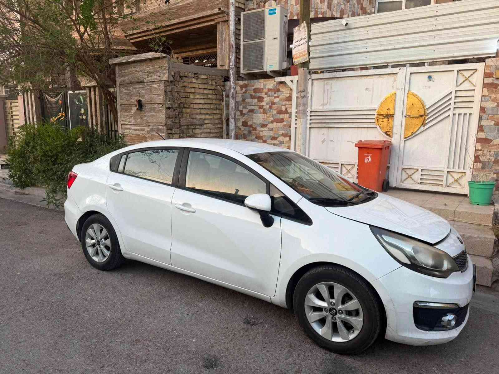 السلام عليكم  كيا ريو ١٧ خليجي ابيض مكفوله ماشية ٧٣ رقم بغداد  ***********  السعر ٩٥
العنوان بغداد الحرية حي السلام 
سنوية ٢٠٢٨
ريو خليجي الدوليه العراقيه ٢٠١٧
ماشية ٧٣ حقيقي كله محسن استخدام قليل
محرك ١٦٠٠ كير at قطرتين
محرك كير تبريد ممتاز بلادي شركة بغداد, العراق
