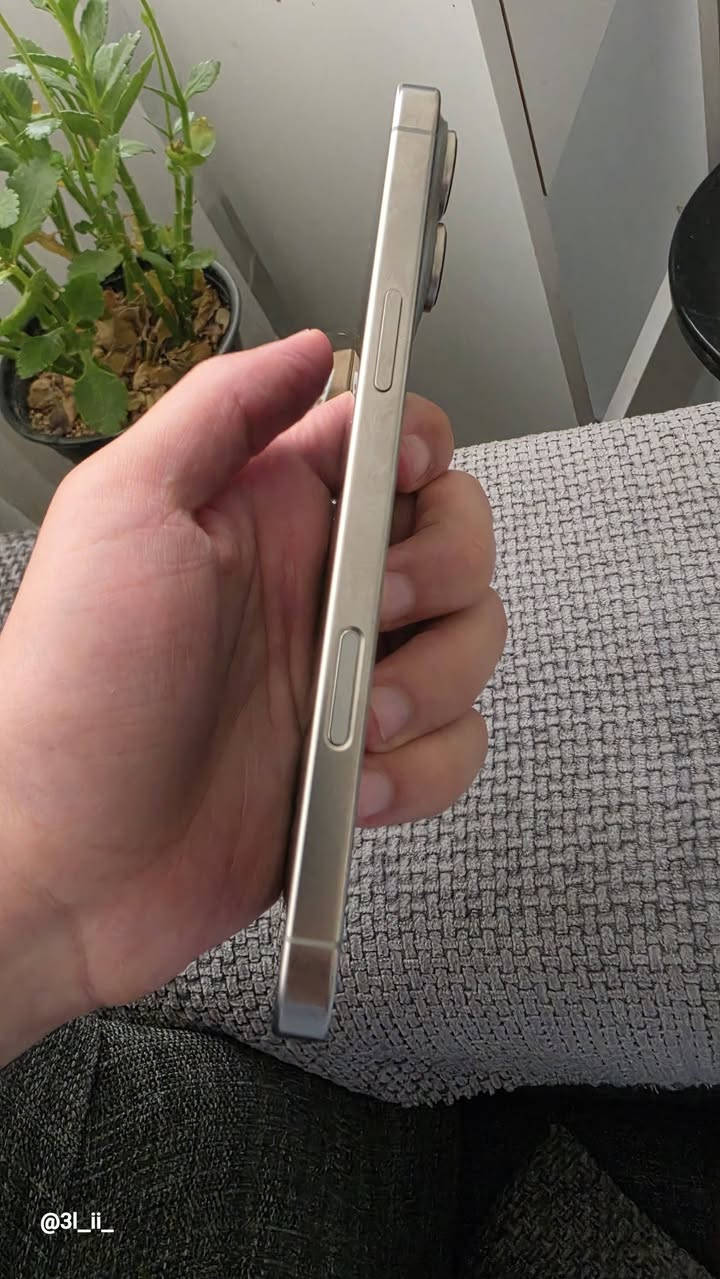 IPhone 16 pro max للبيع
للبيع ايفون ١٦ برو ماكس البطارية ٩٠ 
نظيف ما بي شخط 
ملحقاته شاحنه و الكارتون مالته
السعر مليون و ٣٠٠ وبي مجال بسيط 
مكاني البصرة التنومة 
***********
