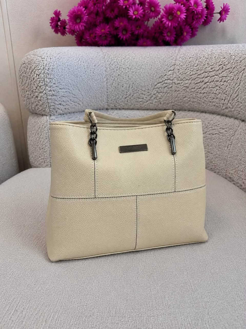 ✨ شنطة ستايل LV أنيقة ومثالية للدوام ✨
🤍 مثالية للدوام، الطلعات البعيدة.
👜 خامة عالية الجودة مع تفاصيل أنيقة ولمعة راقية.
🎀 تصميم عملي بمساحة مناسبة يحمل جميع احتياجاتك اليومية.
🎨 متوفرة بعدة ألوان:
🖤 أسود
🤍 بيجي
🤍 صاصي
🤎 حني
💰 السعر: 15 ألف دينار فقط
📸 التصوير حقيقي والمنتج مطابق للصورة.
🚚 التوصيل متوفر إلى جميع محافظات العراق.
📍 موقعنا: ديالى – بعقوبة – التحرير – الفلكة الأخيرة – قرب مختبر الهبة.
📩 للحجز والاستفسار عبر الإنستغرام أو الواتساب:
📱 ***********
🤍 سارعوا بالحجز قبل نفاد الكمية
