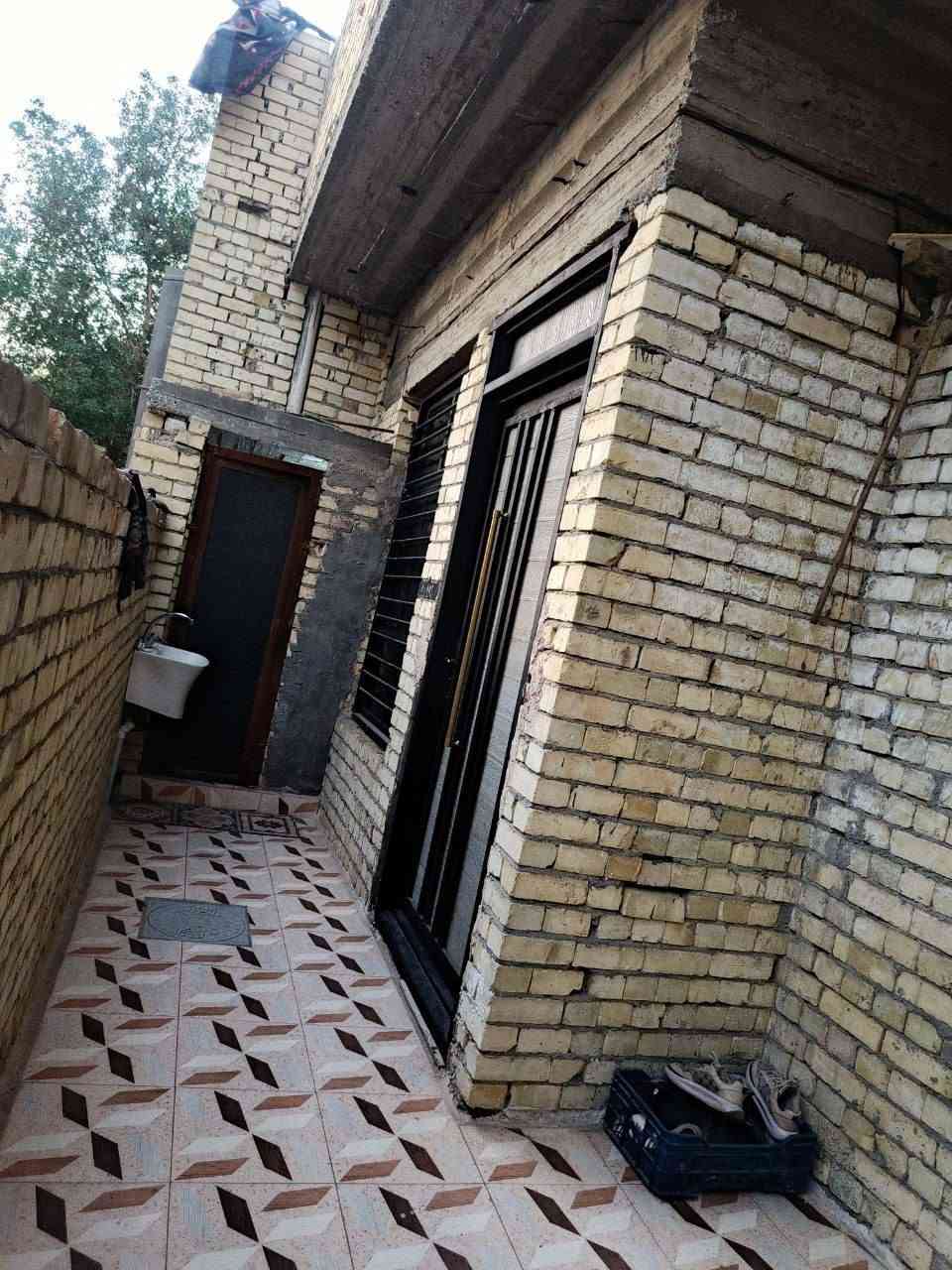 السلام عليكم بيت للبيع في الدورة البعيثة مقابل مجمع العدل الثاني شارع البيطرة مساحة 150متر عقد 117 متكون من غرفتين نوم  وصالة واستقبال و وصحيات  و حمام داخلي ومطبخ 
السعر  110مليون وبيه مجال 
  الرقم  الاستفسار ***********

