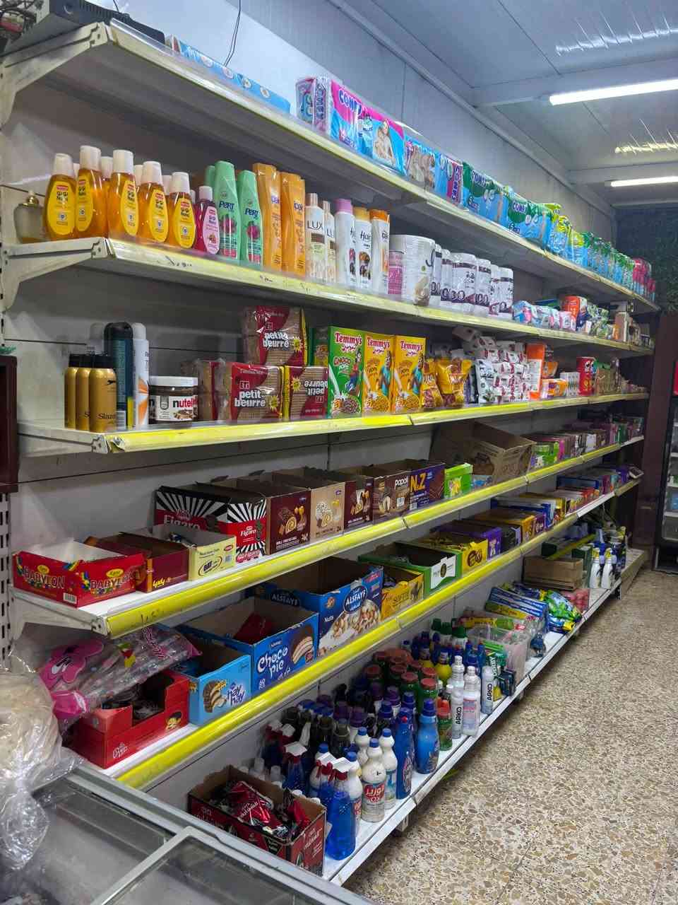 للبيع رفوف وسفينه مال محل نضيفات جدا قياس السفينه 3 متر والرفوف 10 قطع وكل قطعه بيها سبع خانات يعني سبعين خانه على متر 70 متر اتشيل المحل كله  و3 عارضات عاموديه سعرهن مليون و600 بيهن مجال للشراي مكانهن بغداد الكرخ  هذا رقمي***********
