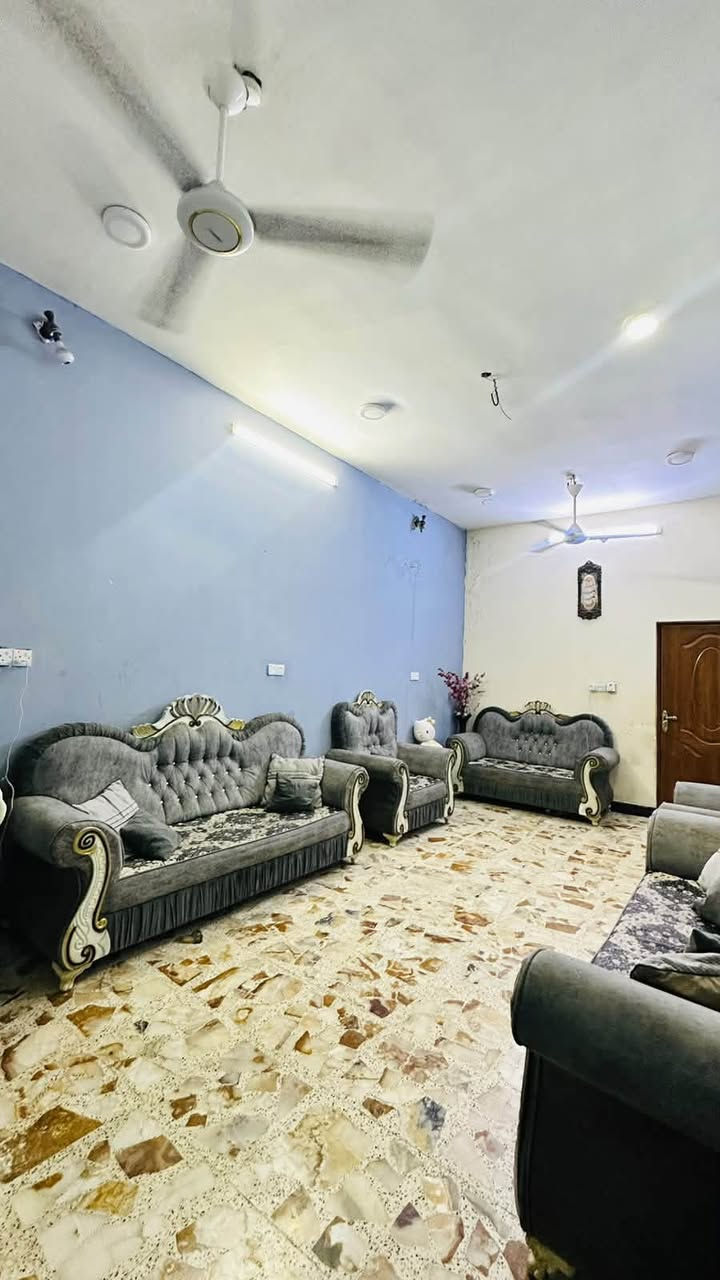 بيت طابو صرف للبيع في حي موسى الكاظم خلف التربيه الجديده المساحه ٢٠٠ متر بنيان حديث الطابق الأول بيت والثاني شقتين درج منفصل الاتصال على الرقم ***********
