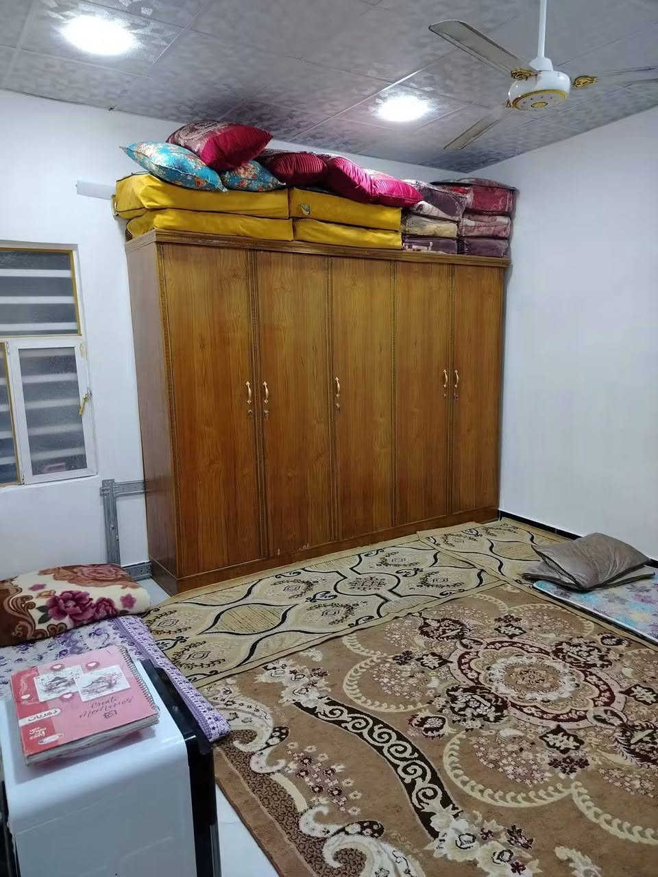 دار ١٣٥ م  غرفه وصاله ومطبخ وصحيات عكاده فقط مجمع سقف سندويج بيت جاهز ارضيه بورسلين سيراميك بيت كلش نضيف سعر 27 وبي مجال عنوان سايدين مطار شارع علكم قرب شارع حاتم الخير ***********
