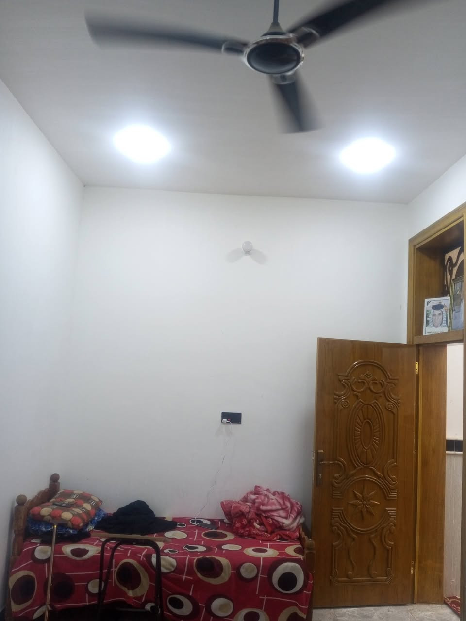 السلام عليكم بيت لبيع بناء ٢٠٢٥ طابقين
المساحه ٢٠٠متر طابو
 العنوان الكرادي قرب مستشفى العزل
يحتوي المنزل الكراج طول ٥ونص والعرض ٥ونص
استقبال طول ٩صافي والعرض ٤صافي
مطبخ طول ٥وربع والعرض ٤ 
صاله طول٦ مع تباع ٣امتار درج. مع كندور٢متر
عرض الصاله ٤صافي
مع غرفتين نوم في الطابق الارضي 
وحده.  طول ٥وربع والعرض ٤
والثانيه طول ٥وربع والعرض ٣
الحمام الداخلي 2*2
حمام خارجي 2*1ونص
الطابق الثاني يحتوي عل 3غرف نوم وصاله وحمام 
اضافه الى الغرفه 4سطح بيها درج خارجي 
الغرفه لاوله طول 7والعرض 4
الغرفه الثانيه الطول 5ونص والعرض 5ونص
الغرفه الثالثه 5وربع  والعرض 4
اضافه الى مناور 2

رقم صاحب المنزل***********
