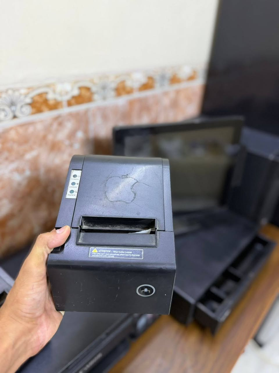 السلام عليكم كاشير للبيع شغال تجي تفحصه وتاخذه بس  يحتاجله طابعات لائن هذني الطابعات تعبانات شويه كامل مابي اي نقص مكان بغداد الحسينيه الراشديه 
***********
