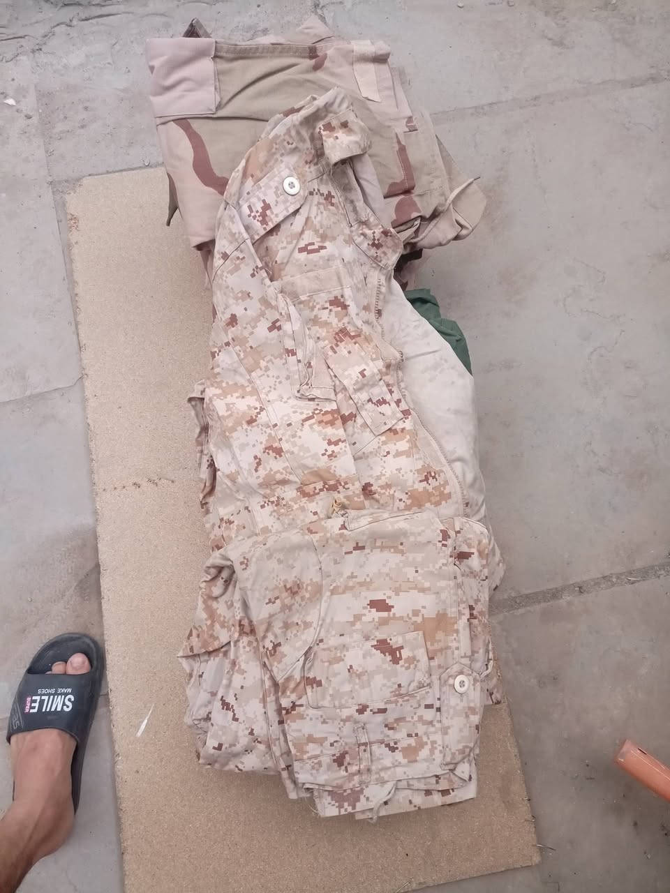 ملابس • بدون تفاصيل • للبيع