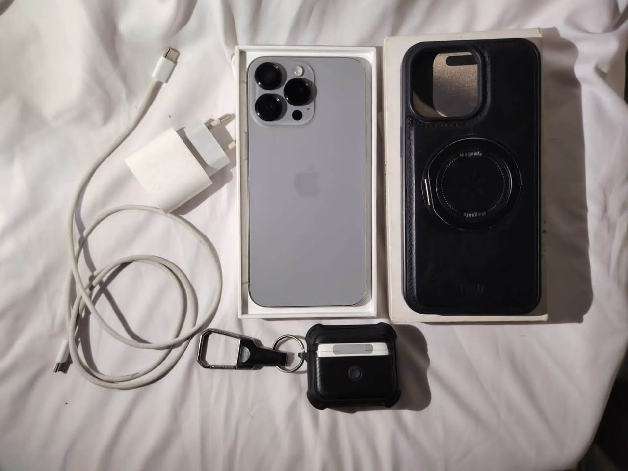 iPhone 15 Pro Max
اللون: تيتانيوم
الذاكرة: 256GB
البطارية: 100% (عدد الشحنات 460 )
 الجهاز جديد ونظيف ، فطر بالكلاسة اسفل الشاشة فقط 
ملحقات كاملة ، السعر 900 ( قابل للتفاوض )
العنوان بغداد، العماري ( المعامل ) 
*********** متواجد واتساب .
