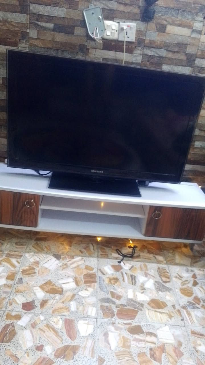 شاشه نوعيه سامسونك حجم 40 مابيها نت سعرها 125 عنوان العبيدي ***********
