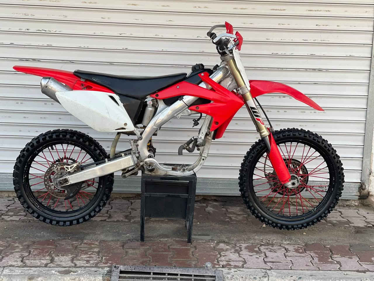 سلام عليكم
للبيع قفاز ياباني. Crf 450cc بلاد شركه مختم موديل 2009 
كل جسمه بلاد بدون نقص بريكات دبلات وياله مسطره. للبيع 
محركه موجود كامل تفرعات ويا كرنك مكطوم يتصلح ب 5-6 اوراق. 
الدراجه سعره ويه المحرك 13 
بدون محرك 10  وكلشي اكو بل سوك يعجبك السعر تعال خاص 
توصيل كافه المحافظات موجود 100 الف يوصلك الطلب يلا تسلم مبلغ الدراجه اسف على الأطالة
