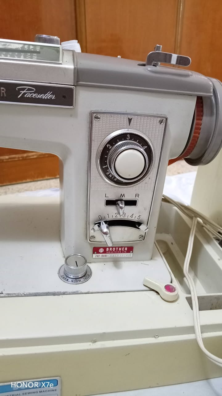 مكينة خياطه براذر سوبر نضيفه جدا غير مستعمله مواصفات تطريز +أوفر +بيت دكمه +خياط ياباني أصلي السعر ٢٠٠وبيها مجال بسيط نجف مجمع بيتي الأول***********

نص مكتوب في الصور:
- HONOR X7e