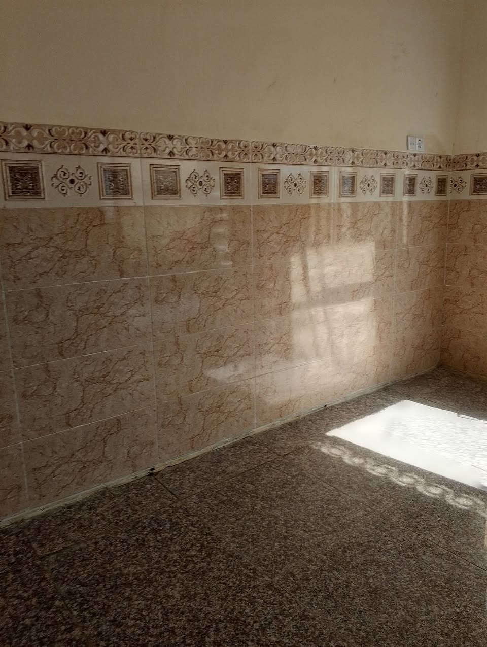 بيع سريع / فرصة شراء ثمينه جدآ السعر 90 مليون 
ملاحظه// البيت فارغ حاليآ جاهز للسكن  الي يشتري يستلم المفاتيح مباشرتا ...

بيت طابقين طابو صرف للبيع السعر 90 مليون   مجاور مستشفى الكفيل حي الغدير قرب المنتزه بشارع مجمع علي الاكبر ( ع  ) موقع جيد جدا المساحة 100 متر يحتوي على ثلاث غرف نوم وصاله ومطبخ فوك ومطبخ جوه وصحيات فوك وصحيات جوه داخلية وصحيات خارجية وهول ومناور وهول فوك البيت  حديث ونظيف جدا  سند طابو صرف تحويل مباشر باسم المشتري للاستفسار ***********
