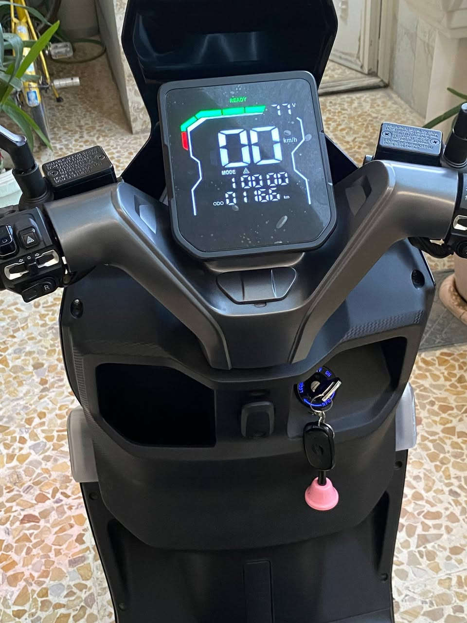 دراجه شحن نوع صاعقه شركة TAGO
فول مواصفات 
ست بطاريات مسطره 
ملف الفين وخمسميه 2500 
تمشي 80 حقيقي وتقرا بالشاشه 120
نضام الR بك 
لايت عالي ناصي 
دبل أشار 
اربع سرعات 
 نظام العطلات تضهر بالشاشه 
مساحه تخزين جبيره 
تشتغل وبيها سويجين ، بصمه، كارتين 
مستخدمه شهر ليهسه بتراب الشركه 
بيها وصل شراء 
سعر مليون و100 وبيها مجال 
للاستفسار على هذا الرقم ***********
العنوان الشعله
