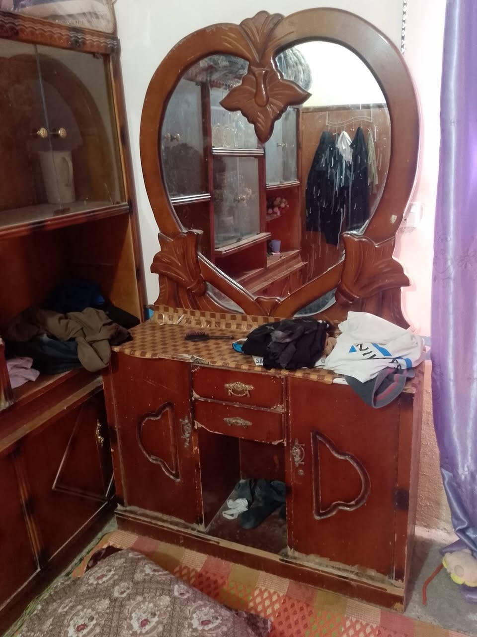 غرفه اخشاب للبيع بيها تلحيضات بسيطه للستفسار ***********
