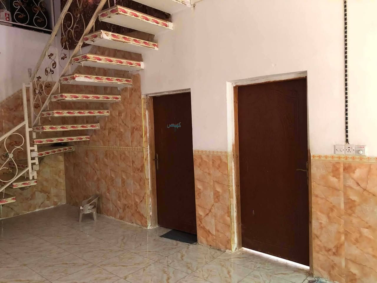 
الحمزة الغربي 
سلام عليكم بيت للبيع المساحه 250متر بيت مرتب وجبير يوسع عائلتين شارع مالته 8متر طريق المعاره حي السجاد يبعد عن الشارع أقل 100متر فرع الصيدله الجديده الي بعد حسينية السجاد 
يحتوي طارمه جبير وحديقة وصحيات خارجيه وحمامات وحمامات داخليه
غرف نوم 2جوه 
صاله استقبال 
مطبخ 
منور خلف البيت 
غرفه نوم فوك 
صاله
مطبخ وحمامات وصحيات
السعر 80وبيه مجال
رقم الهاتف 
***********
