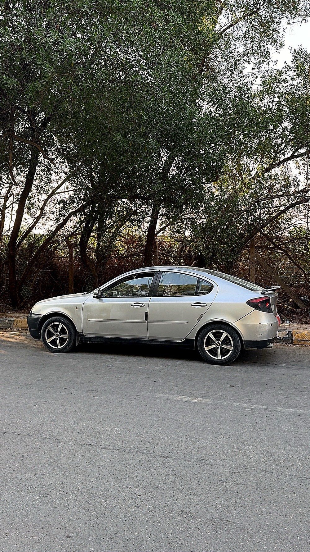 🇲🇾 بروتون جين 2 (Proton Gen-2) - موديل 2011 🇲🇾
🔹 المواصفات والأداء:
 الموديل: 2011
 المحرك: 4 سلندر (محرك اقتصادي وقوي بالثبات)
 المسافة المقطوعة: 180 ألف كم
 ناقل الحركة: أوتوماتيك / عادي (حسب متوفر سيارتك)
🔹 المميزات والراحة:
 تحكم ستيرن + شاشة / مصلحة شديات بلادية
 تكييف ممتاز (قطعة ثلج)
 تصميم رياضي شبابي + ثبات ممتاز على الطرق السريعة (محرك وتصميم بلمسات لوتس)
 ويل كب بلادي + كشافات
🔹 حالة البدن (البودي والضرر):
 الحادث: جاملغ فقط
 الصبغ: السيارة صبغها جارد (باهت بسبب الشمس) ولم يتم صبغها حفاظاً على أصلية البدن وللأمانة للمشتري.
 محرك وجير وكهربائيات بشرط الفحص وتكفيل.
سيارة عملية جداً، اقتصادية بالبنزين، وتخم إطارات وررشة جاهزة للاستخدام اليومي!
💵 السعر: (55ورقه) وبيه مجال بسيط للشراي

📞 للاتصال والاستفسار:
 
 ***********