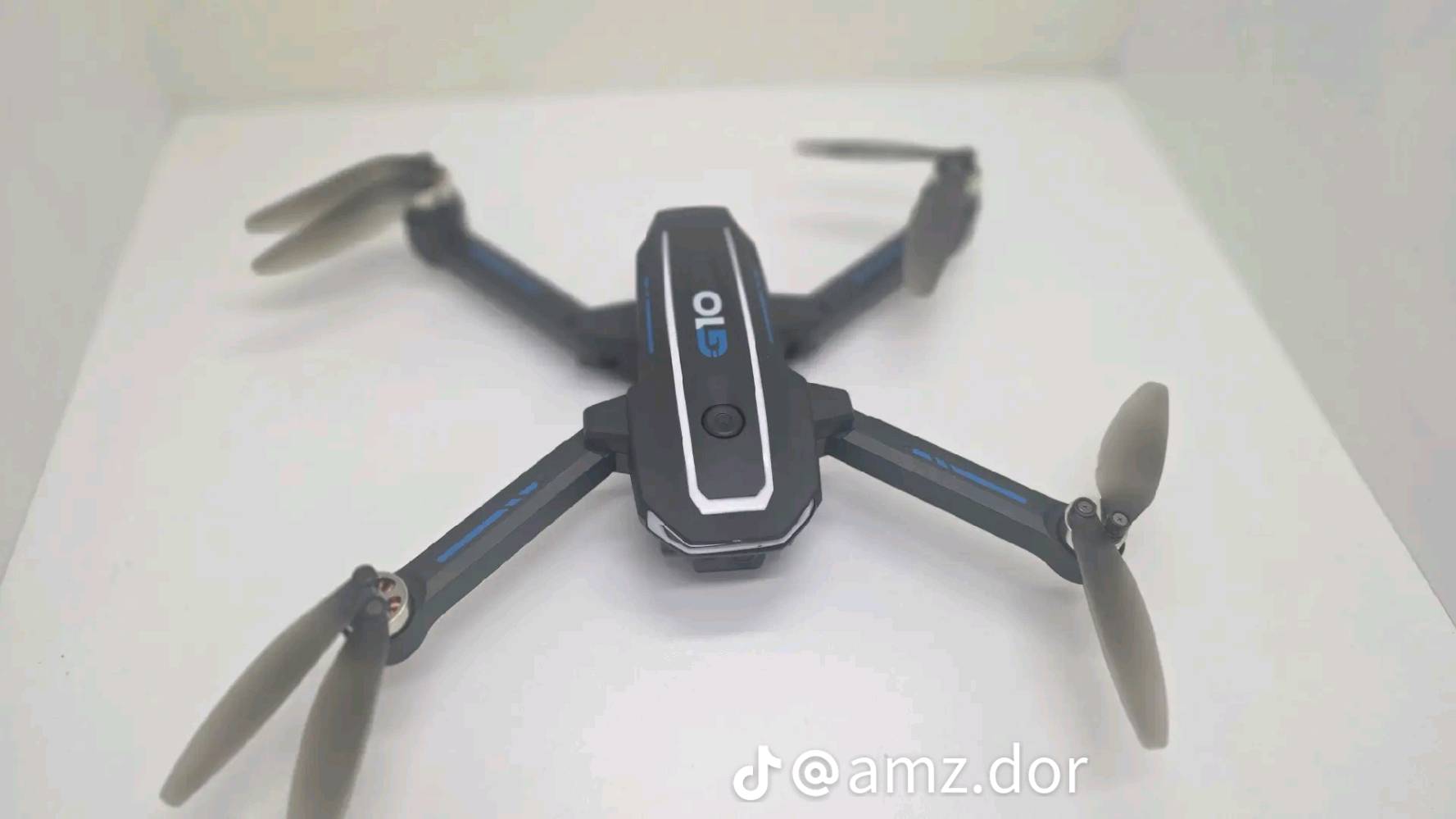 إليك المواصفات الفنية الكاملة والنهائية لطائرة الدرون G10 GPS المتقدمة (التي تأتي مع شاشة مدمجة في جهاز التحكم)، وهي النسخة الاحترافية الأكثر طلباً مقارنة بالنسخ اللعبة المصغرة:📷 نظام التصوير والكاميرادقة الفيديو والصور: كاميرا 4K UHD حقيقية تلتقط بدقة تصل إلى 3840×2160 بكسل.زاوية الرؤية (FOV): عدسة واسعة النطاق بزاوية 120 درجة لتغطية مساحات أكبر.التحكم بالزاوية: محرك ميكانيكي مدمج يسمح بتعديل زاوية الكاميرا عن بعد بمقدار 90 درجة (لأعلى وأسفل) أثناء الطيران.التثبيت الرقمي: دعم نظام EIS (تثبيت الصورة الإلكتروني) لتقليل الاهتزازات أثناء الهبوب المفاجئ للرياح.التخزين: تدعم تركيب كارت ذاكرة خارجي Micro SD (تأتي مرفقة في بعض العبوات).🔋 الأداء والبطارية والمحركنوع المحركات: محركات Brushless (بدون فحمات) تقدم سرعة عالية، عمر أطول، ومقاومة ممتازة للرياح.زمن الطيران: يصل إلى 45 دقيقة إجمالاً (عند استخدام البطاريتين الذكيتين المرفقتين في الحقيبة، بمعدل 22-25 دقيقة لكل بطارية).نوع البطارية: بطارية ليثيوم بوليمر (Lithium Polymer) ذكية قابلة لإعادة الشحن عبر منفذ USB.🎮 جهاز التحكم والاتصالالشاشة المدمجة: ريموت كنترول متطور يحتوي على شاشة FHD مدمجة بحجم 4.5 بوصة.ميزة الشاشة: تعرض البث المباشر للكاميرا فورياً وبدون تأخير، ولا تحتاج نهائياً لربط الطائرة بالهاتف أو استخدام تطبيق.تقنية الإرسال: اتصال 5G FPV لضمان نقل الصور لمسافات طويلة وبث مستقر.🌐 المستشعرات والأنظمة الذكيةنظام الملاحة: نظام GPS مزدوج لتحديد المواقع بدقة فائقة في الفضاء الخارجي.العودة التلقائية (GPS Auto-Return): تعود الطائرة تلقائياً لنفس نقطة الانطلاق في 3 حالات (عند ضغط زر العودة، أو عند ضعف البطارية، أو عند فقدان إشارة الريموت).أنظمة التتبع الذكي:Follow Me (تتبعني): ملاحقة المستخدم تلقائياً أثناء حركته وتصويره.Orbit Mode (الطيران الدائري): الدوران حول مجسم أو شخص بدائرة مثالية لالتقاط لقطة سينمائية.Precise Hovering: الثبات والوقوف المستقر في الهواء عند ترك عصا التحكم.📐 الوزن والتصميمالوزن: أقل من 249 غرام (تصنيف خفيف جداً، مما يعفيها من قوانين التسجيل الإجباري للطائرات المسيرة في معظم الدول).التصميم: هيكل مصنوع من بلاستيك ABS المتين المقاوم للصدمات، مع أذرع قابلة للطي بالكامل لسهولة وضعها في الحقيبة.📦 محتويات العلبة القياسيةطائرة درون G10.جهاز تحكم مزود بشاشة 4.5 بوصة.حقيبة يد مخصصة ومضادة للصدمات للحمل.عدد (2) بطارية ذكية.مراوح احتياطية ومفك براغي صغير.كابل شحن USB (تواصل وياي وأنساب رقمي ***********