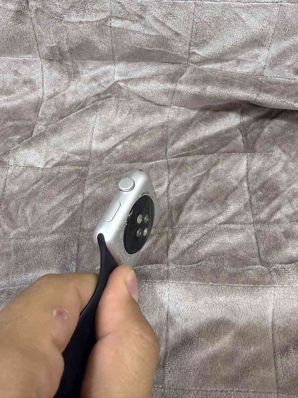 سلام عليكمً ساعه ابل جيل الاول شخط واحد ماليه لا شاشه لا شاصي نضيفه بمعنى الكلمه وياه سير والشاحن  تايبسي شحنه يطول يوم حاله حال الحديث حجمه٤٢ مكانه اسكان ساحه القاء وهذا رقمي بي واتس *********** قفله ٥٠
