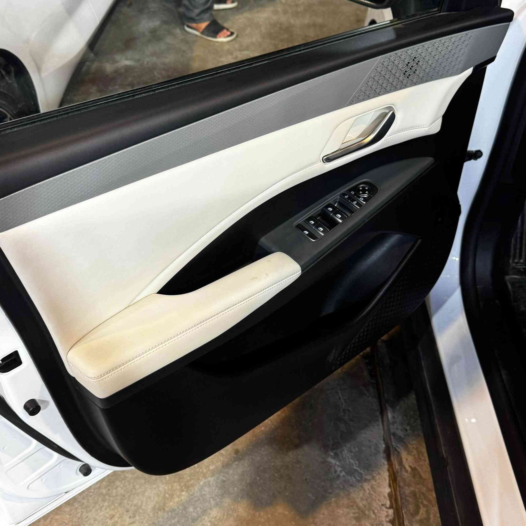 🚘 BYD Qin Plus2025 | داخل ابيض🤍
الداخلية اللي صارت مفقودة ومطلوبة بالسوق… وفرناها الكم يم معرض حيدر شاكر لتجارة السيارات 🔥
الممشى الكلي :.9000k
✨ أبرز المواصفات:
✅ LED نهاري مع عدسات زينون
✅ حساسات خلفية
✅ كاميرا خلفية
✅ شاشة عدادات رقمية
✅ شاشة وسطية 
✅ تحكمات ستيرن متعددة
✅ أوامر صوتية
✅ مثبت سرعة
✅ بصمة تشغيل
✅ مقاعد جلد
✅ قطعتا تكييف خلفية مع منافذ شحن
✅ بك لايت LED متصل

🔥 لون داخل مفقود + سعر منافس… والـ Qin Plus جاهزة هسه يم حيدر شاكر.

📍 معرض حيدر شاكر لتجارة السيارات
بغداد – الكريعات، شارع المعارض، مجاور كلية القانون.

📞 للاستفسار:

***********

#BYD #QinPlus #BYDQinPlus #معرض_حيدر_شاكر #سيارات_بغداد #الكريعات #BYDIraq
