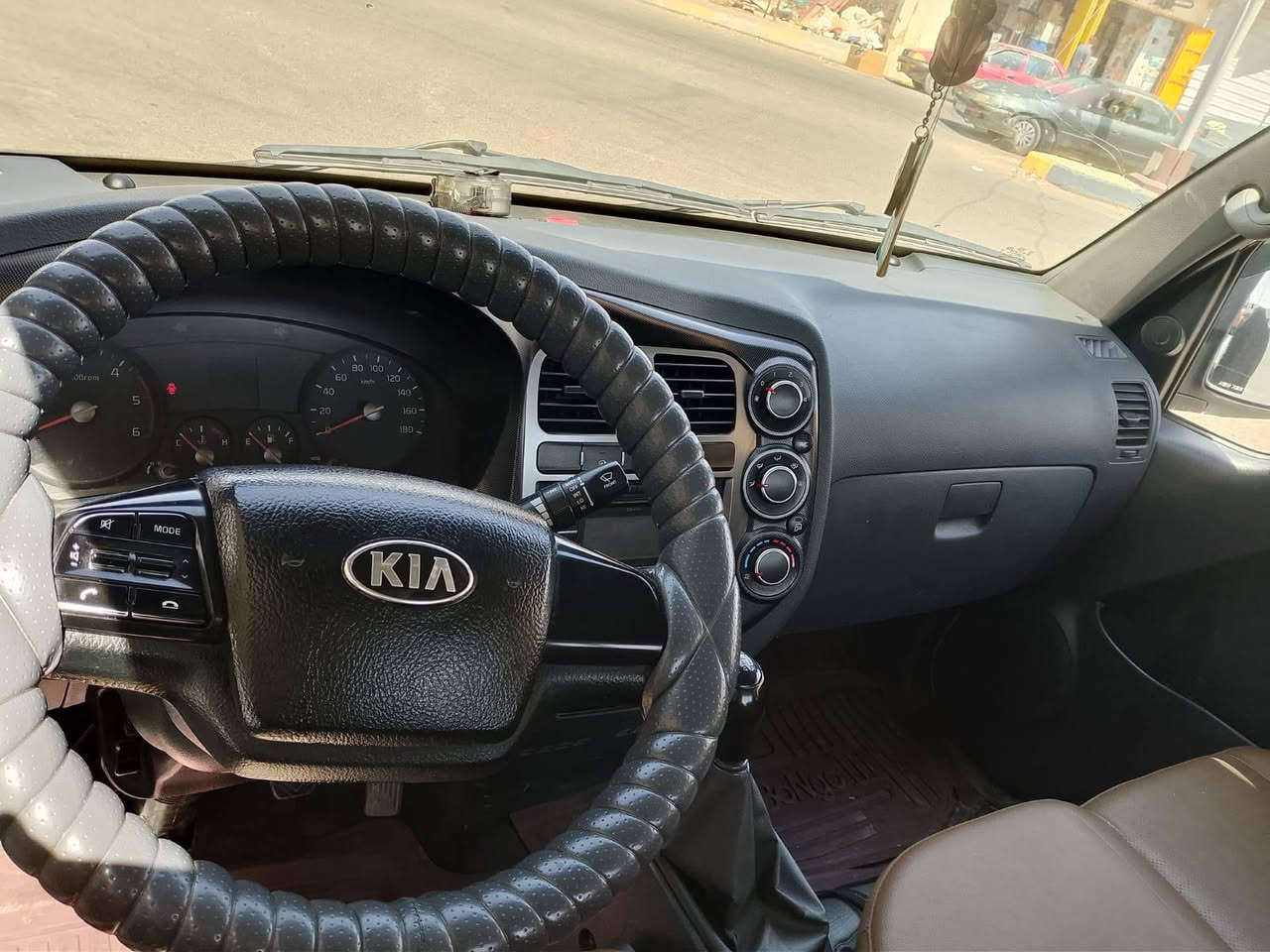 السلام عليكم 
كيا عموش 2700
موديل2020 
مكينة كير مكفولات
كفالة عامة عدا اصبعين جوة المرايا مال سكن 
الباقي مكفول من كل النواحي 
رقم بغداد الماني باسمي 
رقم الهاتف *********** واتساب
