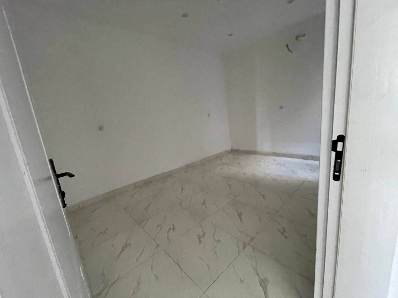 🏠 بيتين للبيع في شوراو 1

🔹 البيت الأول: مساحة 125 م²، ركن مربع.
🔹 البيت الثاني: مجاور للبيت الركن، بصف الركن.

💧 بئر ارتوازي — ماء متوفر 24 ساعة
⚡💧 كامل الخدمات: ماء، كهرباء وتبليط
🏡 البيتان طابق واحد.

📍 موقع مميز في شوراو 1، قرب جامع طريق الجنة، وقريب من المستوصف والمدرسة.

📞 لمعرفة السعر والتفاصيل ***********

🏠 دوو خانوو بۆ فرۆشتن لە شۆراو ١

🔹 خانووی یەکەم: ڕووبەر ١٢٥ مەتر، لە گۆشەی چوارگۆشە.
🔹 خانووی دووەم: دراوسێی خانووی گۆشەکەیە و لە تەنیشتی گۆشەکەیە.

💧 بیرێکی ئارتوازی — ئاوی ٢٤ کاتژمێر بەردەستە.
⚡💧 هەموو خزمەتگوزارییەکان بەردەستن: ئاو، کارەبا و ڕێگای پێکراو.
🏡 هەردوو خانووەکە یەک نهۆمن.

📍 شوێن: شۆراو ١، نزیک مزگەوتی ڕێگای بەهەشت، نزیک پەرستارگە و قوتابخانە.

📞 بۆ زانیاری زیاتر ***********
