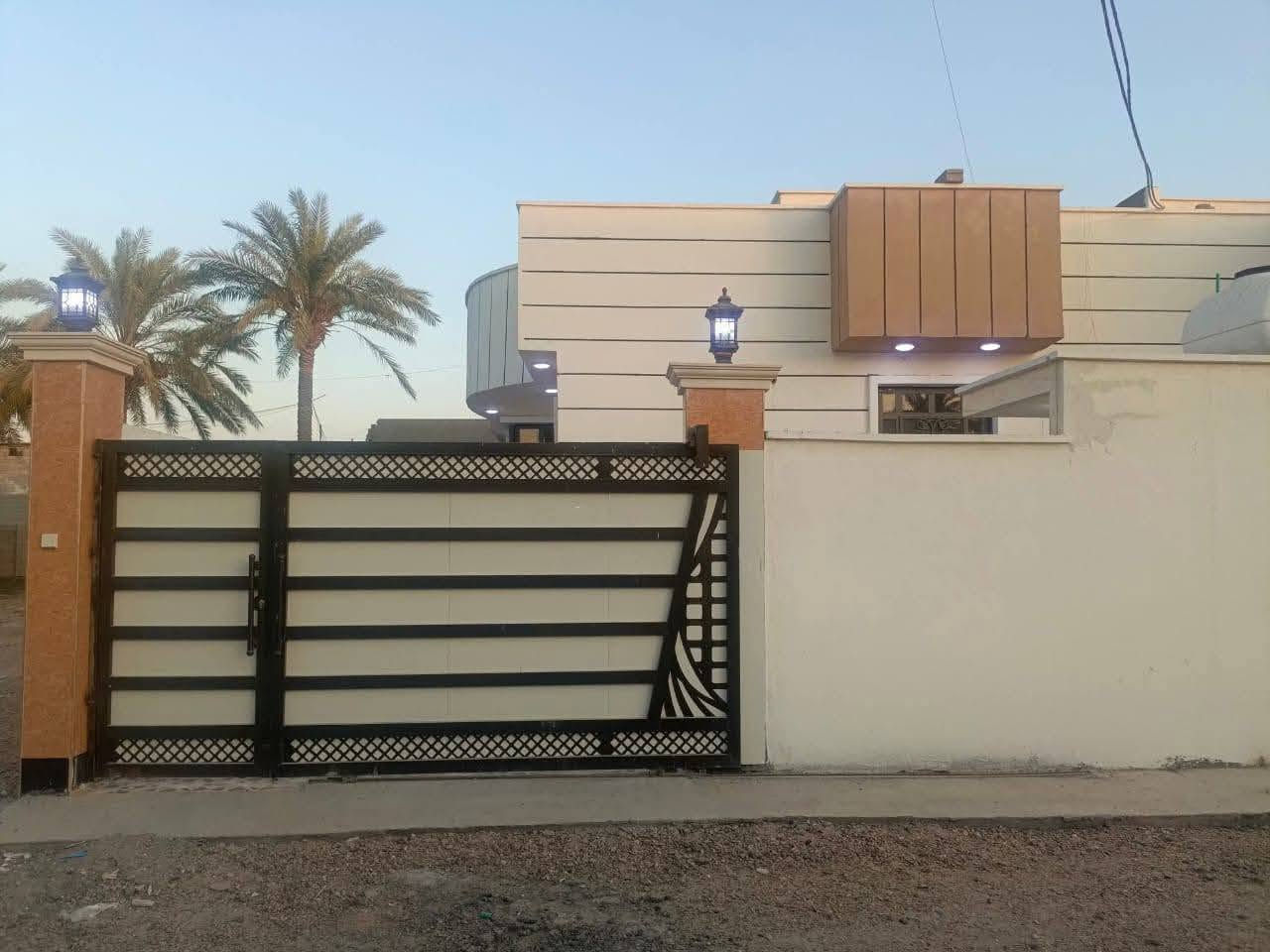 دار للبيع بناء حديث صفر غير مسكون.

العنوان الرمادي شارع 40 قرب جامع النور .

المساحة الكلية 260 م.

نوع البناء حجر ، شرط درجة اولى .

دار متكامل من الكهربائيات و السخانات...الخ .

جنس العقار طابو زراعي تحويل مباشر سند 25 فسفوري ، شرط وكالة ثاني يوم بالتحويل.

دار بناء حديث صفر غير مسكون.

يتكون من استقبال و صالة و مطبخ و غرف نوم عدد 2 و مجموعة صحيات داخلية وخارجية وكراج و ترك خلف البيت .

شارع 8 م.

كافة الخدمات متوفره من ماء وكهرباء وتبليط.

منطقة سكنية متكاملة تتميز بالهدوء والاستقرار.

جميع المدارس متوفرة ابتدائية ومتوسطة واعدادية.

#السعر 135 مليون وقابل للتفاوض.

ـــــــــــــــــــــــــــــــــــــــــــــــــــــ
***********عبدالرحمن
