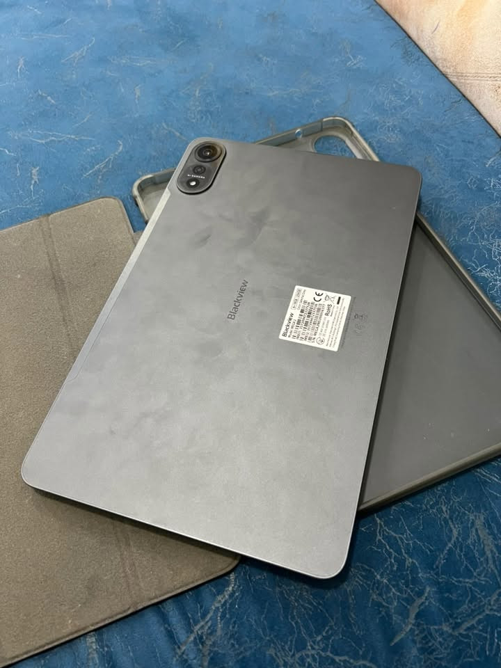 ايباد للبيع   Blackview MEGA 2

استخدمته قليل  يعني بعدة جديد 
و ملحقاته كاملة مثل ما موضح بالصور 

الشاشة: 12 بوصة IPS بدقة 2000×1200 (2K).

المعالج: Unisoc T615 ثماني النواة.

التخزين: 256GB، ويدعم إضافة بطاقة ذاكرة حتى 2TB.

الرام: توجد نسخة 12GB RAM مع إمكانية التوسعة الافتراضية حتى 24GB إضافية؛ لذلك الأفضل في الإعلان أن تكتب 12GB + 24GB توسعة بدل تقديم الـ24GB كلها كرام حقيقية. 

البطارية: ضخمة 9000mAh مع شحن سريع 18W.

الكاميرات: خلفية 16MP وأمامية 8MP.

الصوت: سماعات Dual-BOX.

النظام: Android 15.

يدعم Wi-Fi، ونسخة MEGA 2 الخلوية تدعم 4G وشرائح SIM حسب الإصدار. 
الوزن حوالي 615 غرام وسماكته 8

السعر 225 ألف بي مجال قليل 

التواصل واتساب فقط  ***********
