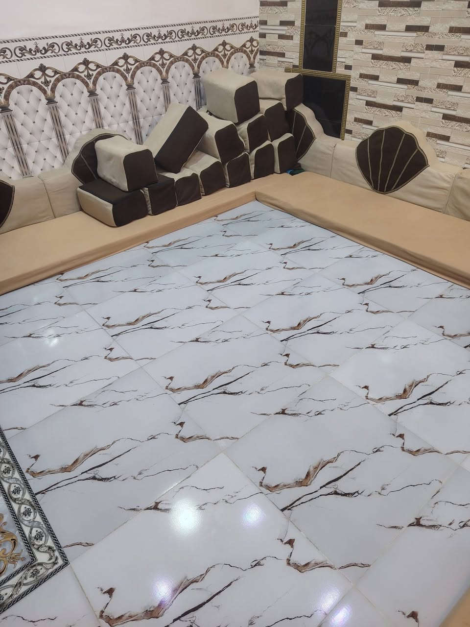 جلسة ابو التاج للبيع الطول 18متر
تكفي براني 8 متر   السعر 300 بيه مجال 
***********
