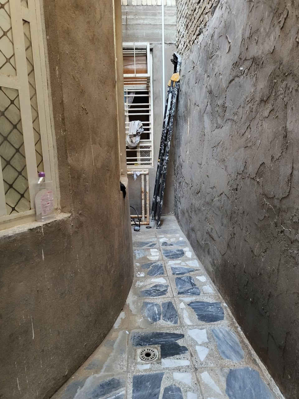 🏠 دار للبيع في مدينة الصدر -  🏠

الموقع: مدينةالصدر / قطاع 72 بالقرب من مدرسة النيرات
المساحة: 144متر مربع.

تفاصيل وتقسيم الدار:

🔹 الطابق الأول:

• كراج
 
. هول 

•استقبال 

• غرف عدد 2.

• مطبخ حار   ومطبخ بارد • 

• حمام 

🔹 الطابق الثاني:

• غرف عدد 2

•حمام

•حالة البناء ( بناء حديث/ 2019)

ملاحظة : مجموع الغرف الكلي (4)

📝 نوع السند: (طابو ملك صرف / 

للتواصل والاستفسار: ‭***********‬
