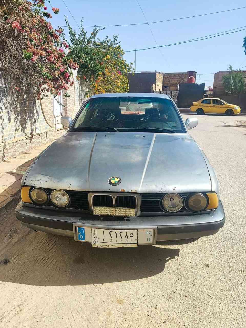 من رخصة الادمن المحترم للبيع ٥٣٠ محرك كير عادي جدد اربعه دبلات جدد تخم تاير جديد صدر امامي خلفي نضافه ٥٠ /١٠٠ مكان محافظة الديوانيه قضاء الشاميه  *********** سعر ٢٥ بيها مجال سياره مكفوله من حادث وتبديل فقط جارد صبغ
