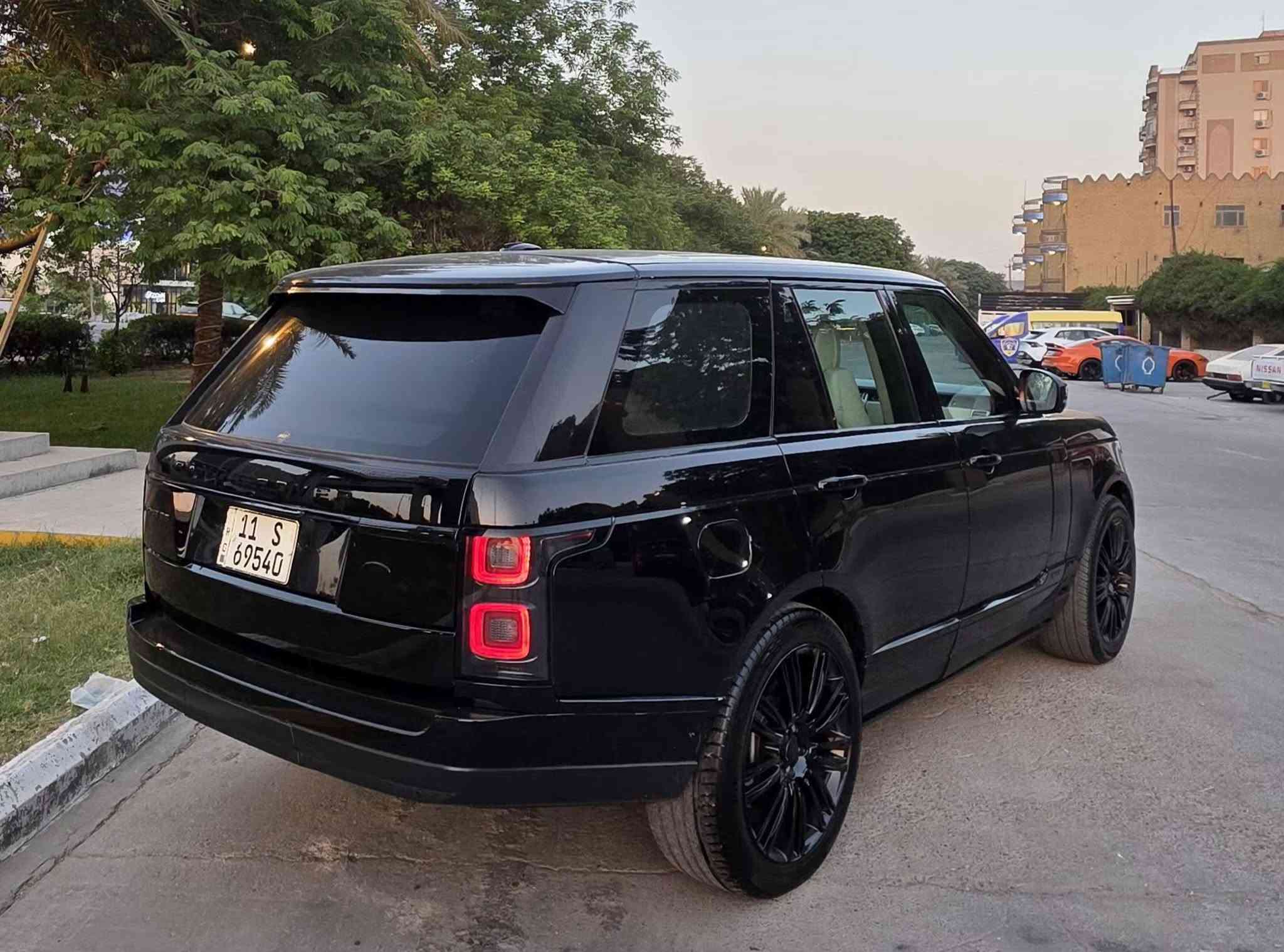 رانج روفر فوچ 2013 HSE
محرك 8 سلندر 5.0 بدون سوبر المرغوب
لون قهوائي مميز 
المواصفات
بصمه عدد 5
شاشه 
كامره 360 درجه
تحكمات ستيرن
شفتات ستيرن
تدفئه بلستيرن
الستيرن كهرباء
داخل جلد بيجي
مساج بلكشنات
تدفئه + تبريد بلكشنات
سقف كنتارا
ابواب شفط 
 الصندوق شفط
فتحه سقف بانوراما 
السيارة 4 شاشات
دوس كهربائية حساسات اماميه
حساسات خلفية
رادارات اماميه
رادارات جانبيه
جكات 3 وضعيات
تبريد 3 قطع 

نقاط عمياء ومري طي تلقائي ومري قلاب
سماعات Meridian
السياره مغلفه ppf كامل ضمان ١٠ سنوات
السيارة للبيع او المراوس حسب القناعه
موقع السيارة بغداد الدوره 
***********
