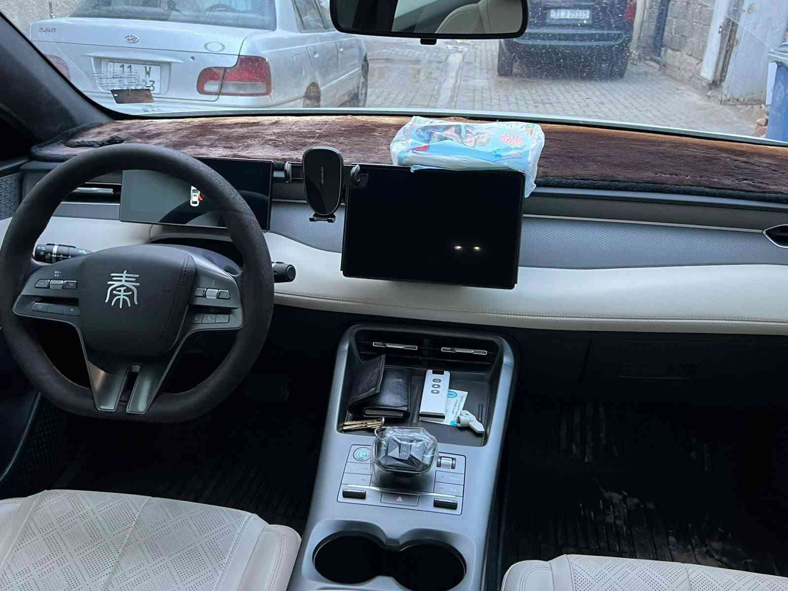 السلام عليكم 
للبيعBYD Qin Plus 2025 
 داخل ابيض مكفولة كفالة عامة . 
+تضليل إلكتروني متغير الدرجات
ماشية 9 الف    
العنوان/ بغداد  العامريه 
السعر/20900 وبيه مجال 
اتصال/ ***********
