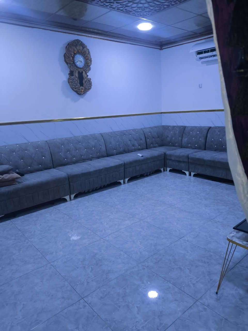 السلام عليكم بيت في دور الشرطة مقاطعه 76 مساحته 200 متر طابو صرف باسمي يتكون ٣ غرف وهول ومطبخ واستقبال بيت نضيف ومرتب موقعة قريب شارع القائد مسافه ٤٠٠ متر كافه الخدمات متوفرة تبليط مجاي ماء منطقه هادئه السعر ٢١٠ ملاحظة البيع مع كافه الاثاث الموجود في البيت للشراي *********** البصرة, العراق

