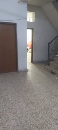 المعقل • درج معزول • ٣غرف