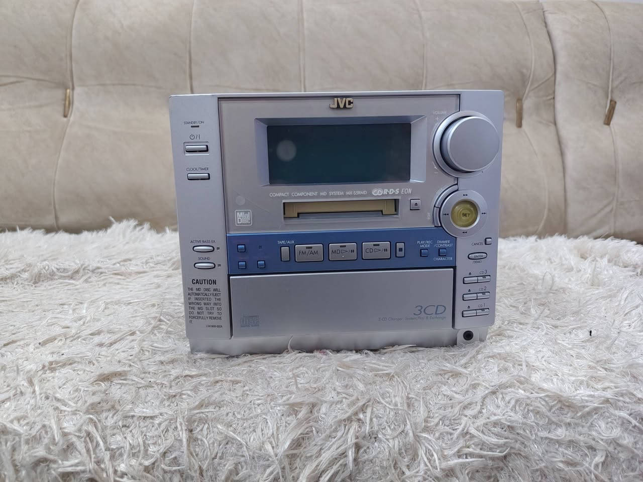 من نوادر شركة JVC جهاز صناعة يابان نوعية JVC متكون من سي دي وميني سي دي وراديو واواكس جهاز شغال شرط شغل حلو وراقي كهرباء 220 السعر 50 ألف دينار للطلب والاستفسار اتصال على أرقام التالية (*********** )(*********** )ويوجد توصيل لكافة محافظات العراقية
