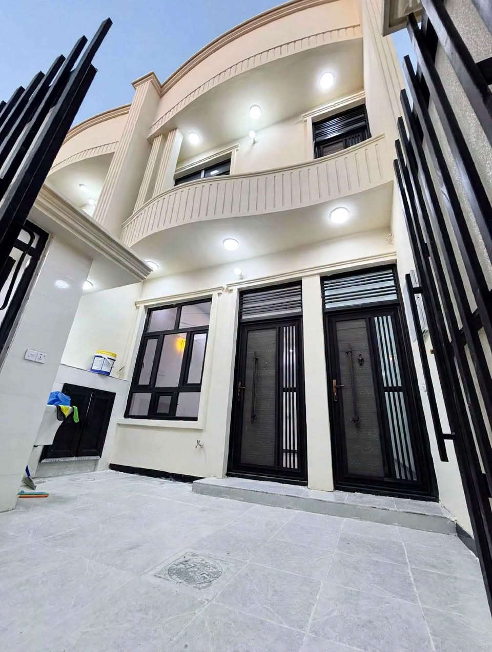 🏠 للبيع - دارين في دور الزراعة الثالثة 
الموقع: ديالى - بعقوبة - تقاطع القدس - دور الزراعة الثالثة
موقع مميز وخدمات كاملة

المساحة والبناء:
• مساحة كل دار: 100م • الواجهة: 5م / النزال: 20م • البناء: طابقين • دارين متجاورات للبيع (ينباع كل واحد وحده) 
التقسيم الداخلي:
• إستقبال • صالة مع مطبخ • غرفتين نوم • 3 دورات مياه (داخلي + خارجي - شرقي وغربي) • سطحين 
المواصفات:
• أرضية بورسلين • سحبات مغربي • الواجهة مغلفة فوم تركي • أبواب قاصة حديد • الداخل جص وبورك • السطح مغلف بمواد عازلة ضد الرطوبة 100% 
الخدمات:
ماء + مجاري + تبليط + كهرباء - كاملة وجاهزة للسكن

نوع العقار:
طابو زراعي سند 25 ملك شخصي
للأستفسار أكثر اتصل على الأرقام التالية او على الخاص
*********** ـــ ***********
مكتب الجزيرة لبيع وشراء الأراضي والدور السكنية والتجارية
لطفاً لا نتعامل بالإيجار

نص مكتوب في الصور:
- عقار الجزيرة للأراضي والدور السكنيه *********** ***********
- عقار الجزيرة
- للأراضي والدور السكنيه
- ***********
- ***********