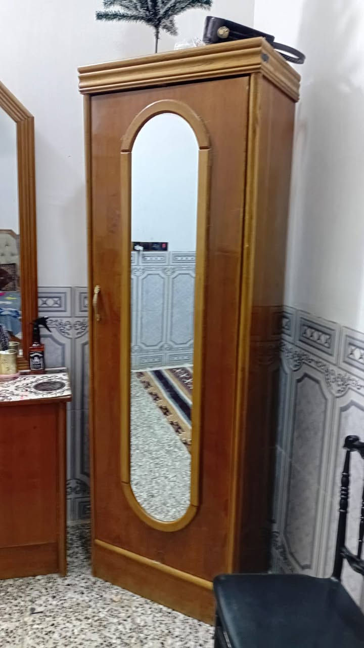 السلام عليكم غرفة للبيع السعر500والبوفية سعرة50 رقم الهاتف *********** وبي واتساب المكان ابغداد
