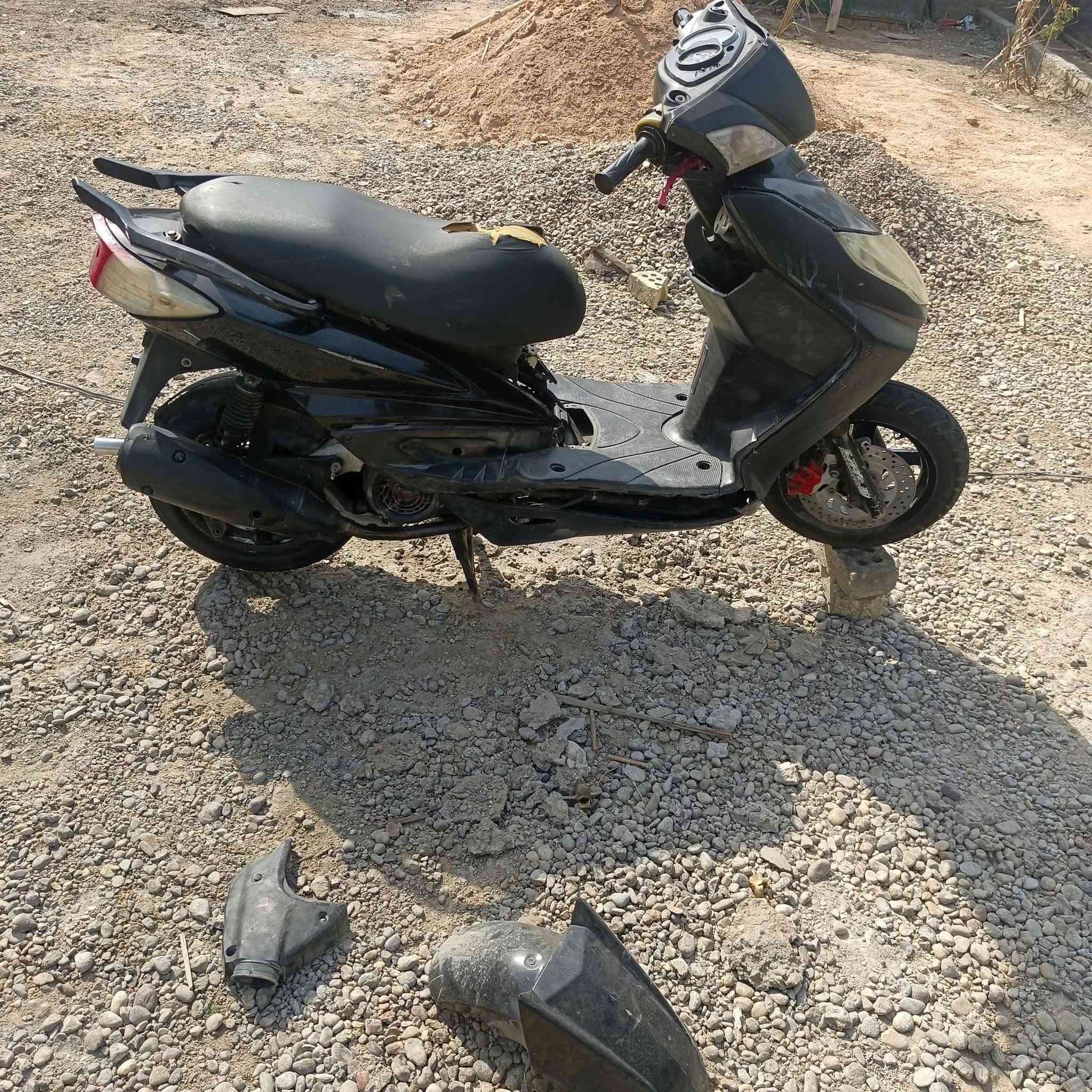 سلام عليكم سكنز فحل نوزل لا تبخير ولا نضوح كهربائيات كله شغاله شلعه ومعدل دراجه موضحه بل صور مكان تاجي سعر ٤٥٠         ***********واتس
