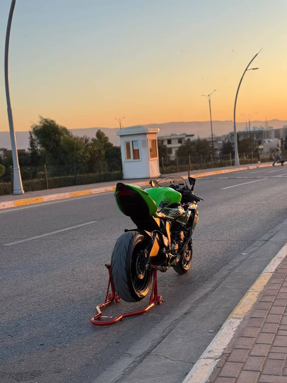 اعادة نشر بسبب وعد كذب
سلام عليكم 🌹

للبيع Kawasaki ZX-6R 2020 🏍️

الدراجة ماشية فقط 14,000 km

الدراجة بلاد برغي، ما مبدل بيها شي.

مكفولة عام، وجيب وياك 10 فيتر وافحصها بنفسك.

المواصفات:
• دسك هيتر
• Traction Control گير 1, 2, 3
• بدّل سريع Quick shifter
• مودين للقيادة L و F
• ABS تاية گدام وورا
• صالنصة أصلية كاربون فايبر AR

ما بيها برغي نقص، بس تصرف عليها دهن وبنزين وتوكل وبالك صافي 🤍
مكان سليمانيه ***********
