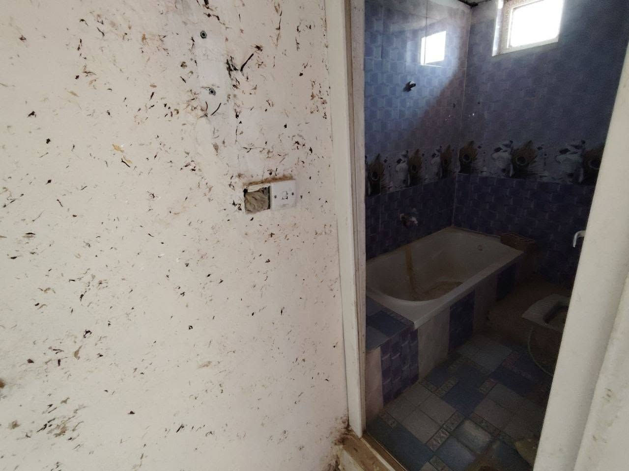 دار للبيع مساحه152 متر واجه ٨ ونزال 19 طابو عقد 25 طابقين الطابق الأول ستقبال مطبخ صاله غرفتين وصحيات منور الطابق الثاني معزول غرفه وصاله ومطبخ وصحيات سندويش الموقع باب الدرب قرب جامع الا اله الا الله 
السعر ***********  او مراوس بيت اكبر مع الفرق
