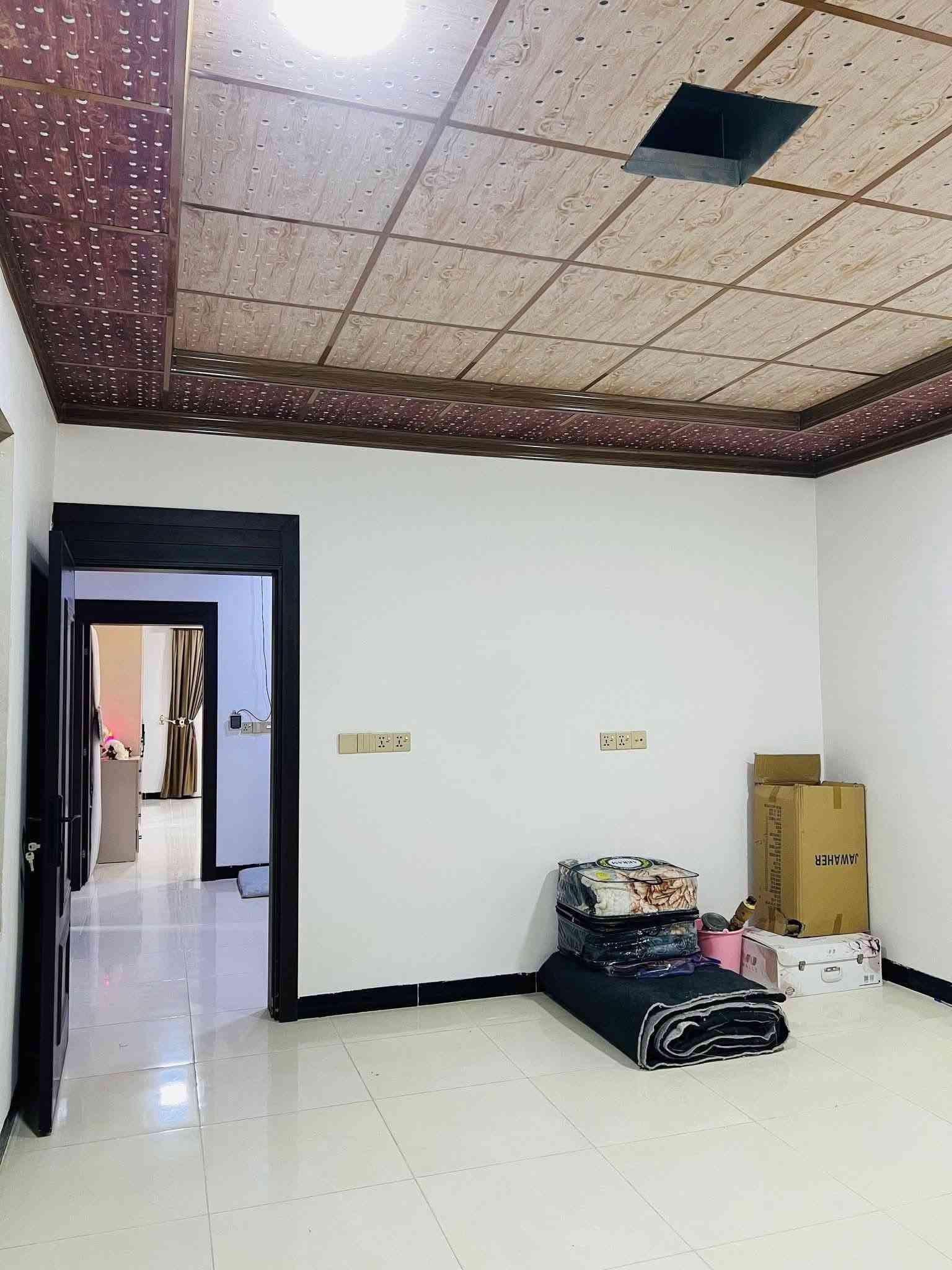 دار للبيع طابو  صرف 200 موقع مميز وبسعر مناسب في حي الزوراء55 قرب اقصو مول 
📍 الموقع: كركوك – حي الزوراء 55، قرب أقصو مول، على شارع 20. مقابيل ساحة كبيرة 

📐 المساحة: 200 م²

📄 السند: طابو صرف باسم شخص واحد

✅ فول خدمات

✅ واجهة 10 أمتار

🔹 الطابق الأرضي:

✔️ غرفتين نوم

✔️ هول كبير

✔️ استقبال واسع

✔️ مطبخ حار وبارد

✔️ كراج

✔️ محل تجاري كبير

✔️ صحيات سيراميك (داخل وخارج)

يحتاج فقط إلى إكمال السيراميك الطابق الأرضي 

🔹 الطابق الثاني:

✔️ غرفتين نوم كبيرة

✔️ هول 

✔️ مطبخ

✔️ صحيات

✔️ مخزن كبير

✔️ فول سيراميك

✔️ منظومة دكت للتكييف

✨ منزل بموقع حيوي وقريب من جميع الخدمات، مناسب للسكن العائلي أو للاستثمار، مع محل تجاري

📞 للاستفسار 

***********
