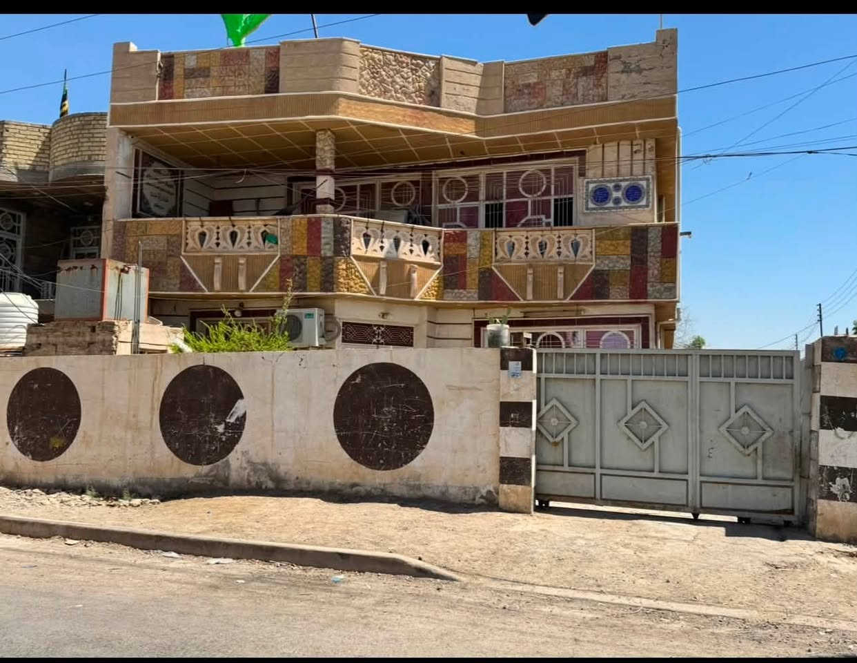 بيت البيع👈 مساحته 225 متر👉 واجها 13👈  قاطين 6 غرف نوم وستقبال👉 ومطبخ كراج جبير ترك منو البناء طابوك جمهوري   مجاري  وتبليط ماي كهرباء سحب جاهز البيت👈 عقد زراعي 117 👉منطقت 👈بوب الشام👉👈 بلنزله جاي من القريه علي شارع الريسي ركن المو من المنطقه راح اوصفله👈 العنوان بغداد👈👉 منطقت بوب الشام 👉صايره فوك صيطرت الشعب جاي من القوس ع يدك اليمنه شارع سوك وتطلع بي كبل يذبك علي البيت 👈سعر 120 مليون👉 وقابل التفاوض اليريد يشوف البيت يدخل ع خاص ادزله مقطع فيديو مال البيت مصوره من خارج ومن داخل اتصال برقمي او خاص عادي بي وقت *********** واتساب👉
