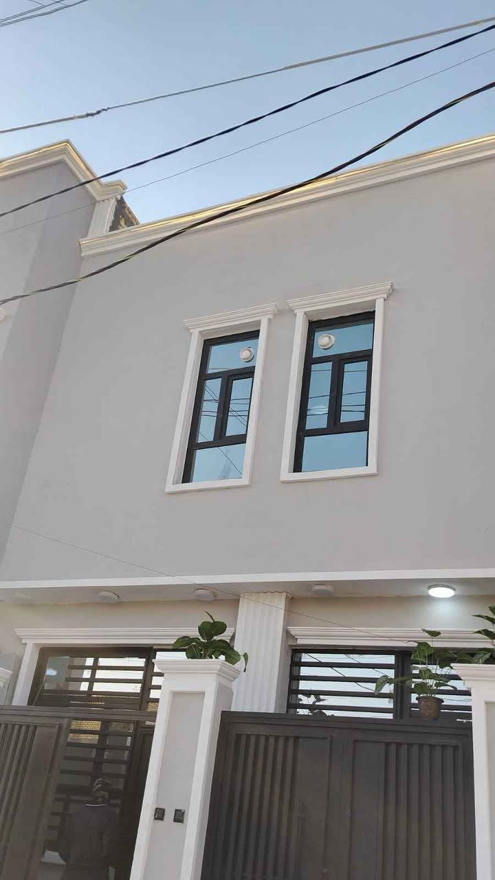 🏢 بناية استثمارية مميزة للبيع في الناصرية 🏢
​📌 الموقع: الناصرية - حي الموحية - مباشرة على الشارع الرئيسي (قرب دار المسنين).
📐 المساحة: 200 متر مربع.
📏 الأبعاد: الواجهة 10 متر | النزال 20 متر.
📄 نوع السند: طابو صرف.
​✨ تفاصيل وتقسيم البناية:
البناية مصممة ومقسمة بشكل استثماري ممتاز وعزل تام، حيث تحتوي على:
​🔹 مشتملات عدد (2)
​🔹 شقق سكنية عدد (2)
​⚙️ التجهيزات والخدمات:
​جميع الوحدات (الشقق والمشتملات) معزولة تماماً ومستقلة بخدماتها.
​مجهزة بالكامل بـ: (سخانات مياه + ماطورات بوستر لضخ المياه + تانكيات + مغاسل).
​💰 العائد الاستثماري (الوارد الشهري):
​البناية مؤجرة حالياً بالكامل، مما يضمن لك دخلاً فورياً.
​الوارد الشهري الحالي: 1,750,000 دينار عراقي (مليون وسبعمائة وخمسون ألف).
​📞 للاستفسار والتواصل:
للمزيد من المعلومات أو لتنسيق موعد للمعاينة، يرجى الاتصال على الرقم التالي:
📱 ***********
