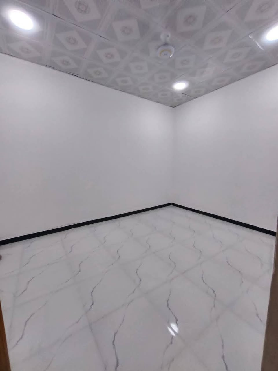 اسعد الله اوقاتكم بكل خير 🔷 
دار سكان البيع المساحه 100متر طابو زراعي عراقي سند 25 عنوان البيت البصره ابو الخصيب حمدان البز البيت طابق ونص 
البيت يحتوي علئ 
2غرف منام 
صاله 
مطبخ 
ديوان 
صيحات داخلي وخارجي 🛑 
وطارمه وسعر البيت 55اوبي مجال سعر بلاش الستفسار والنصال علئ ***********
