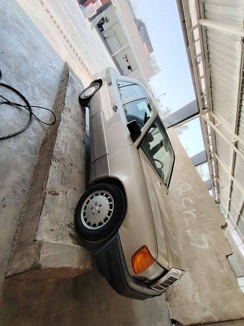 مارسيدس E300
موديل 1987
مكينه بلاديه
مكينه وكير بحاله جيده 

صدر تمام 

تبريد شغال 

رقم بغداد 

كشنات جلد 

فتحه سقف 

عنوان ديالى بعقوبه 

***********

سعر 58
