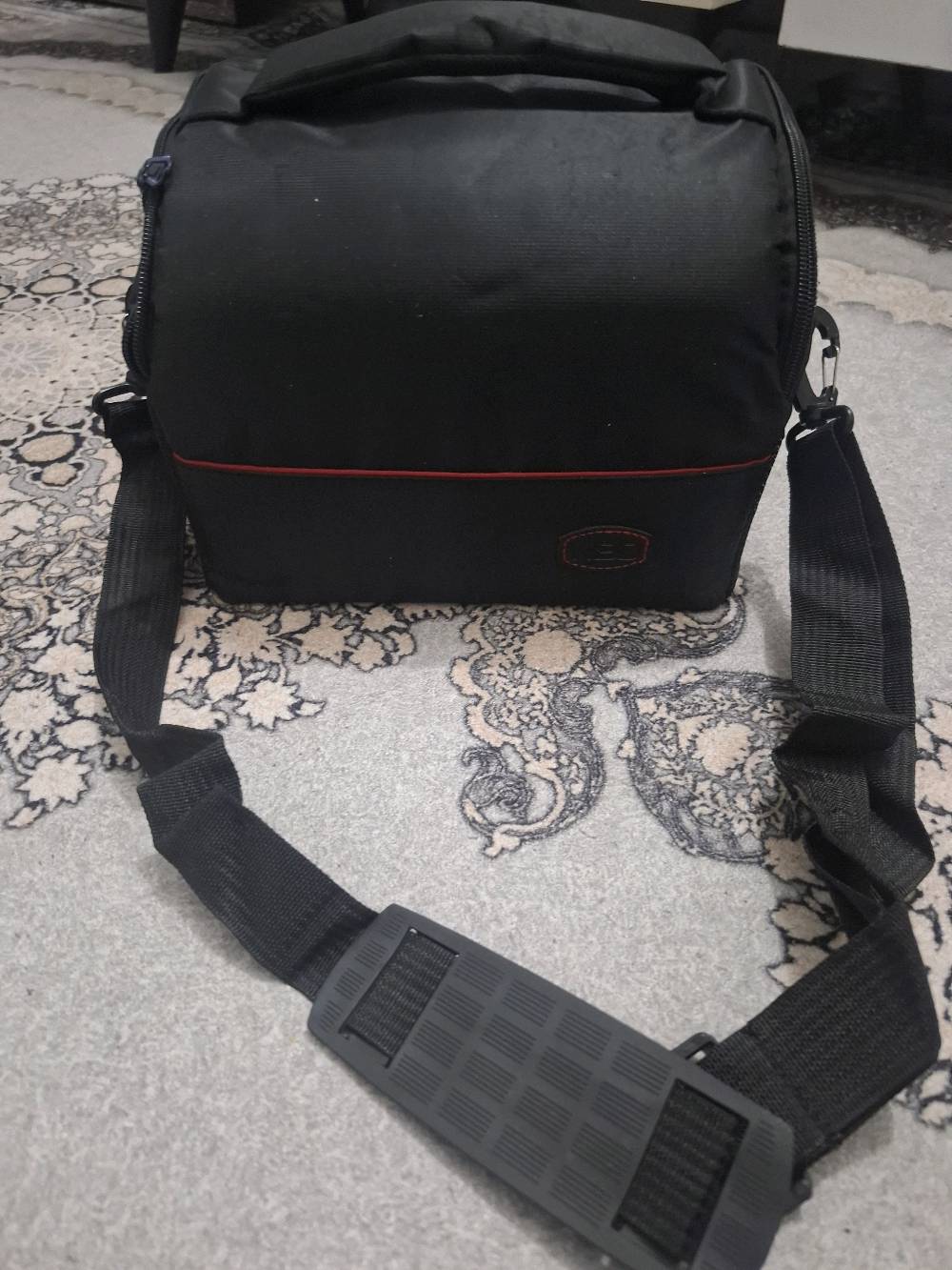 كاميرا نوع NBD  جديدة مع كامل ملحقاتها حقيبة وفلاش وعدسة اضافية وبطارية وشاحنة وكل المرفقات بالصور السعر 200 ألف  للتواصل على رقم الوتساب ***********