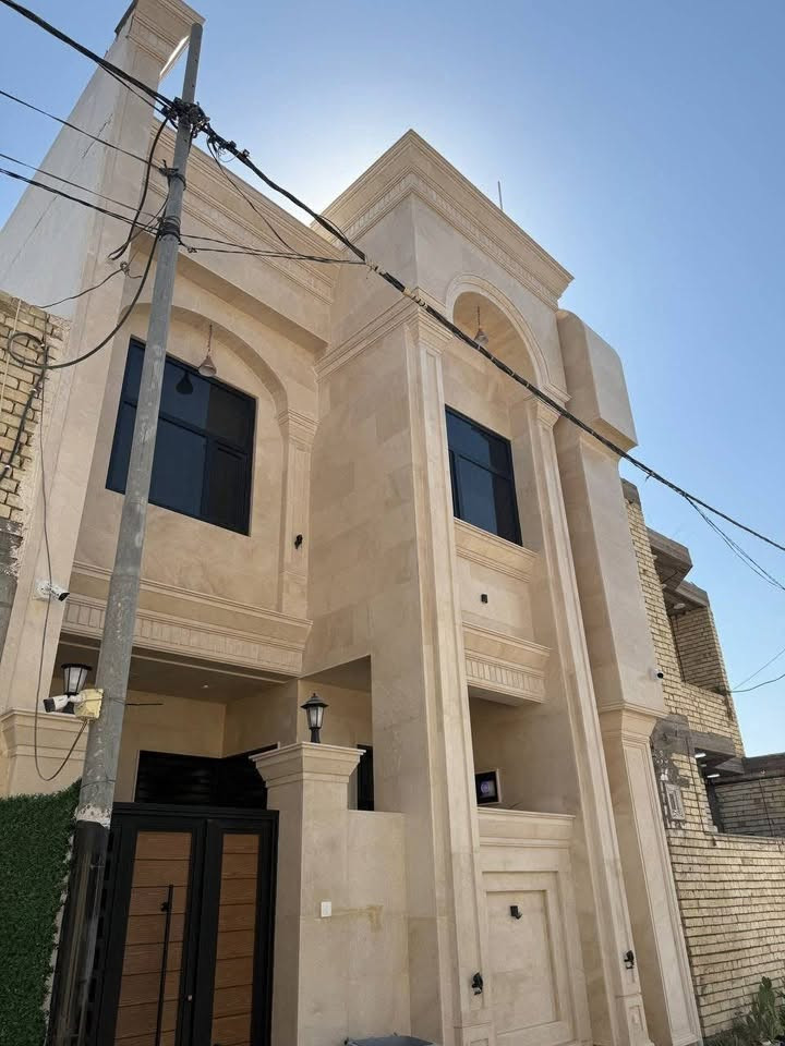 مو كل بيت نشوفه مجرد بناء…

أحيانًا نشوف بيه تعب سنين،
وفرحة أهل انتظروا هاليوم،
وتفاصيل اختاروها وهم يتخيلون شلون راح يكون بيتهم.

وهنا يجي دورنا…
ناخذ الفكرة من خيال صاحب البيت، ونحولها لشي حقيقي يگدر يشوفه ويلمس تفاصيله.

هذا واحد من الأعمال اللي نفذتها كوادرنا،

الأجمل هو شعور صاحبه وهو يشوف حلمه صار قدامه حقيقة. 🤍
