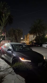 Tesla model 3 2024 دبل ماطور ماشيه 18000 اعلى مواصفات كشنات ابيض قطعتي...