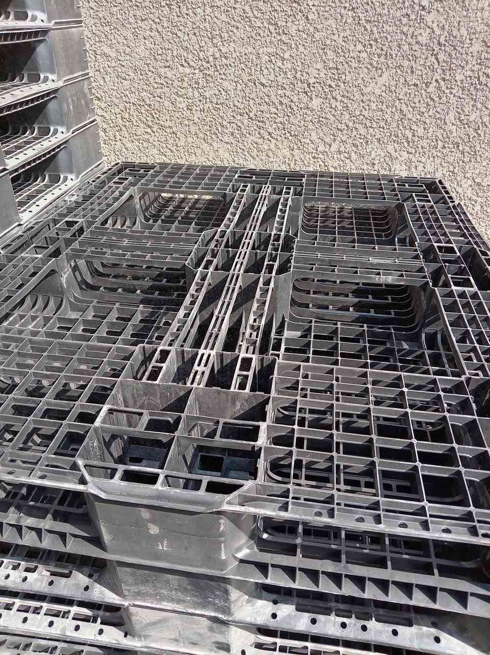 سكيب بلاستك اسود 120x100 وزنها 7كيلو العدد 33 سعر 7الاف مطروح مكاني بغداد الطالبيه ***********
