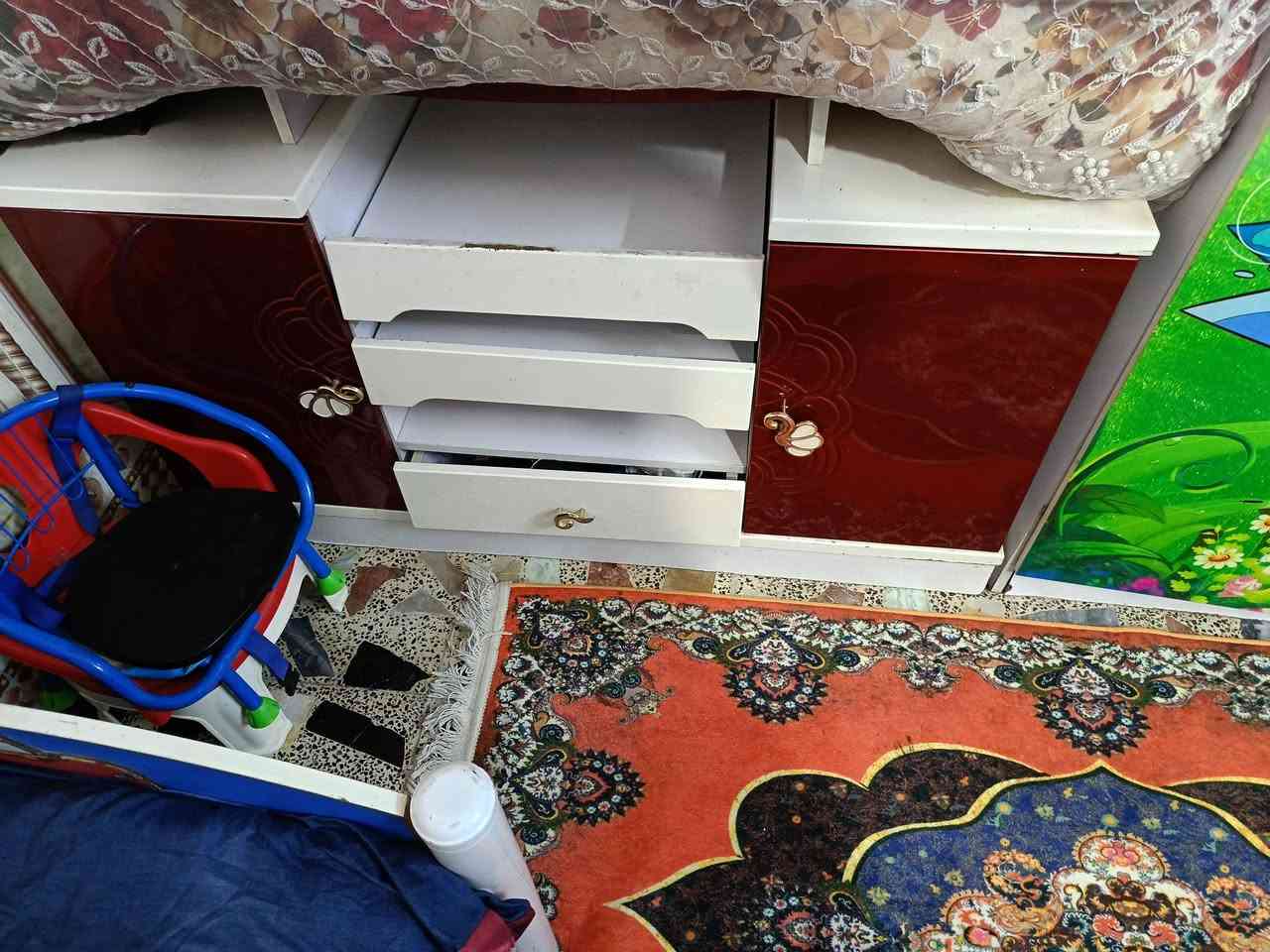 السلام عليكم كنتور باب جراره عوزه شد ميز مرايه وميز ثاني مال فراش مكان بغداد حي طارق سعر 125بيهن مجال ***********
