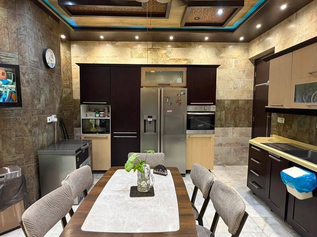 🏠 / دار للبيع مساحه ٢٣٠ م طابو صرف 

            واجهه ١٠.٥ م / نزال ٢٢.٥ م 

🧱 بناء حديث درجه أولى 

الطابق الاول / مطبخ . أستقبال . هول . غرفتين . مجمع صحيات . كراج . حديقه 

الطابق الثاني / ٣ غرف . هول . مجمع صحيات

🌎 الموقع / المحاربين قريب جدآ من شارع ٦٠ ( موقع مميز )

للأستفسار أكثر مراجعة مكتب 
عقارات أراضي بابل الخضراء للمقاولات العامه والتصاميم الهندسية 
شارع ٦٠ .. عمود ٣٠٠ .. مقابل أستدارة علي بقلي 
الشيخ حازم 
وسام محمد 
أبو حيدر / *********** حلة, بابل
